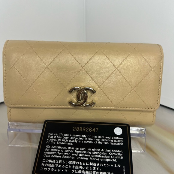Authentic RARE Chanel turn lock cream wallet - Picture 1 of 8